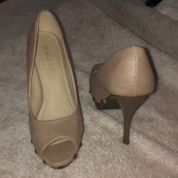 Heels - Picture 3 of 3